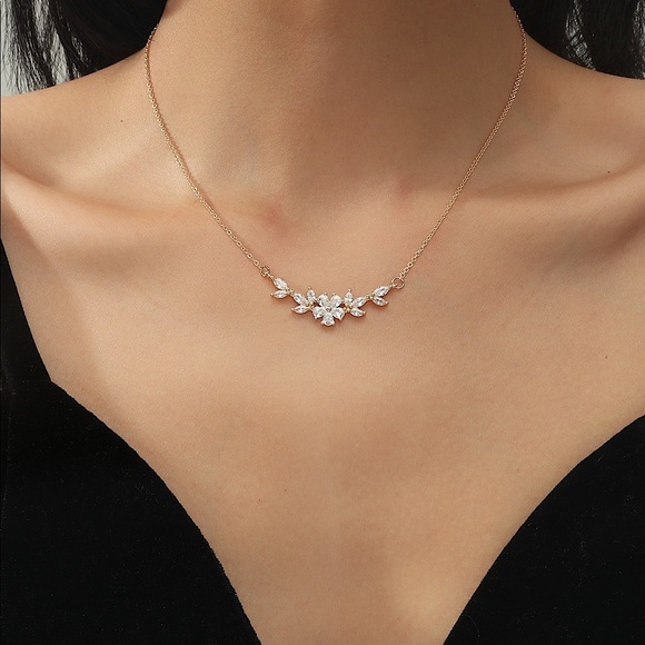 Jewelry - Gorgeous Zircon Flower Necklace